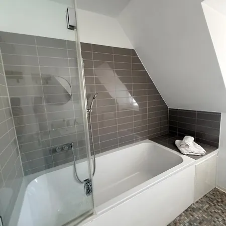 Grosse In Zentrumsnaehe 4 Schlafz Whg Mit Voll Ausgestatteter Kueche & Stellplatz Augsbourg